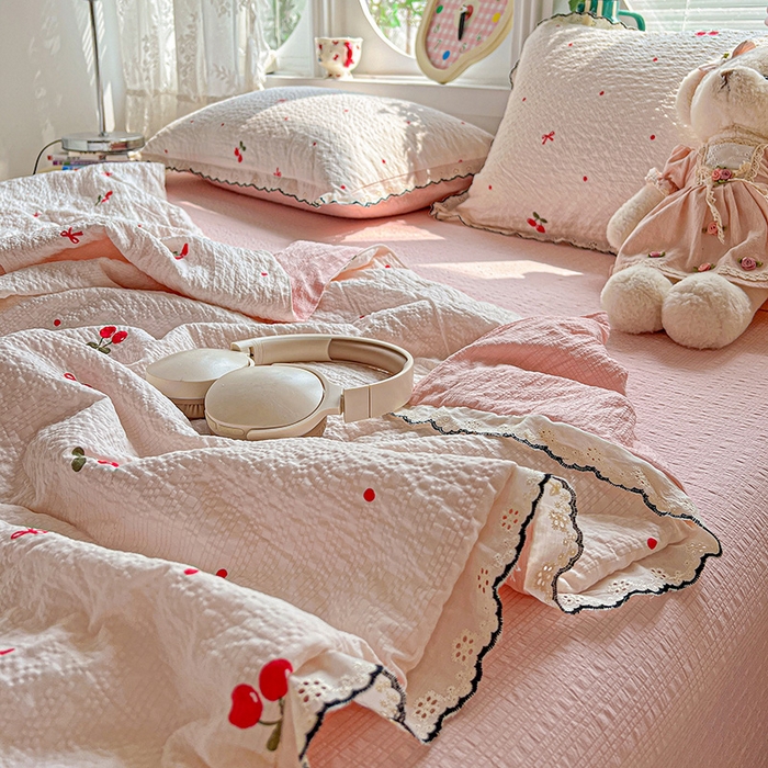 91家纺网 家纺一手货源 找家纺 仟网汇 2026新款法式花边泡芙纱夏被四件套 红樱桃