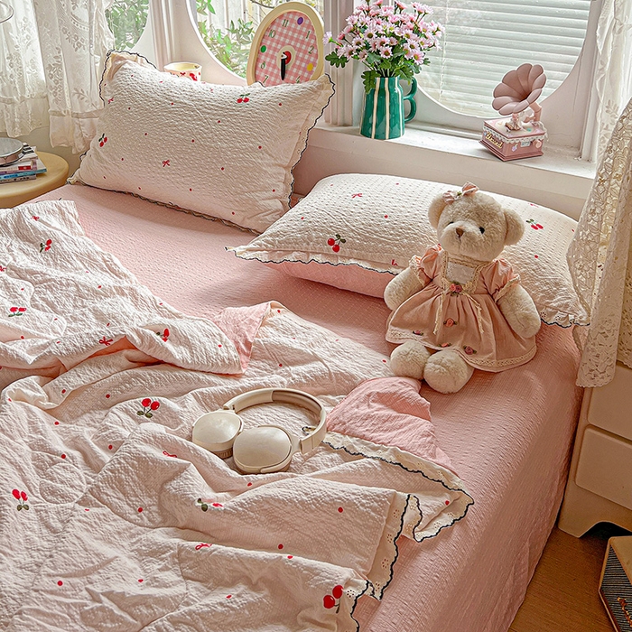 91家纺网 家纺一手货源 找家纺 仟网汇 2026新款法式花边泡芙纱夏被四件套 红樱桃