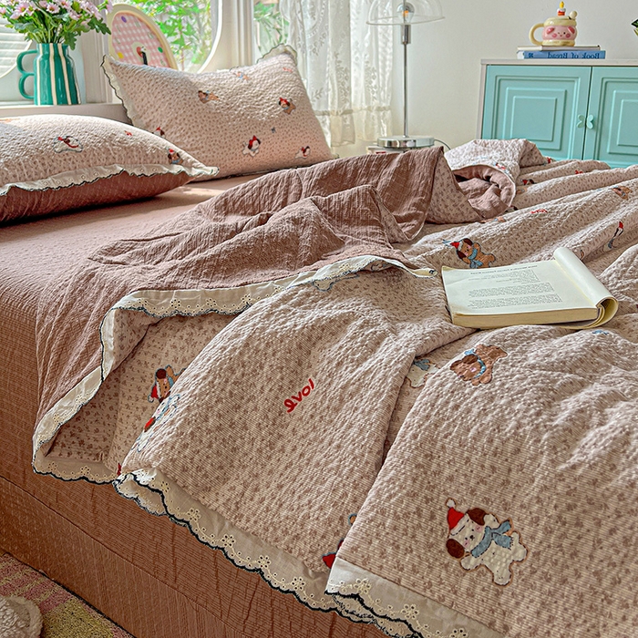 91家纺网 家纺一手货源 找家纺 仟网汇 2026新款法式花边泡芙纱夏被四件套 欢乐时光