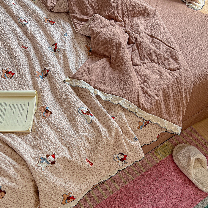 91家纺网 家纺一手货源 找家纺 仟网汇 2026新款法式花边泡芙纱夏被四件套 欢乐时光