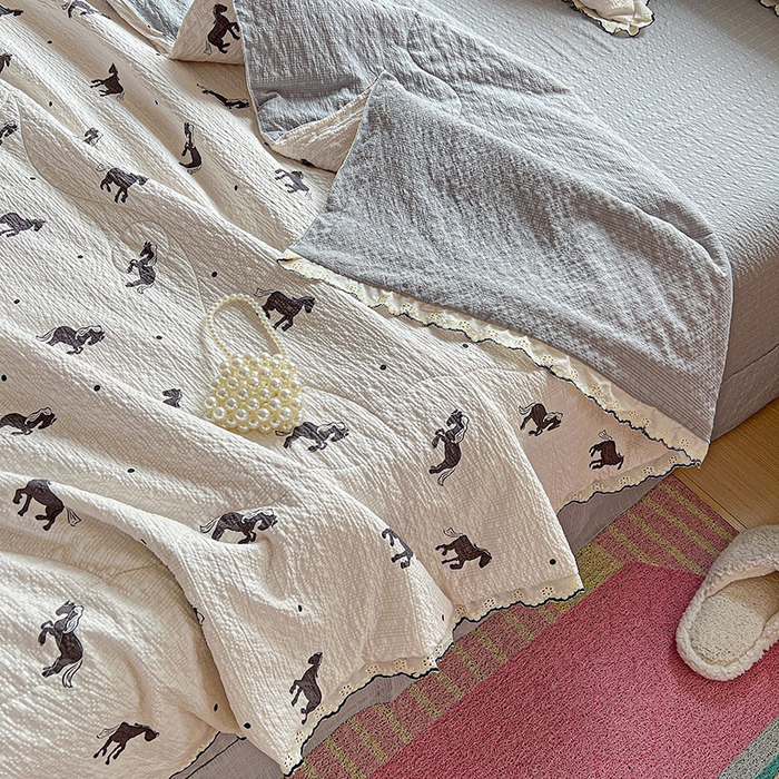 91家纺网 家纺一手货源 找家纺 仟网汇 2026新款法式花边泡芙纱夏被四件套 马到成功