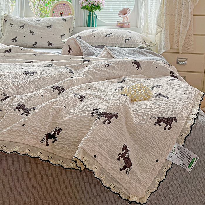 91家纺网 家纺一手货源 找家纺 仟网汇 2026新款法式花边泡芙纱夏被四件套 马到成功