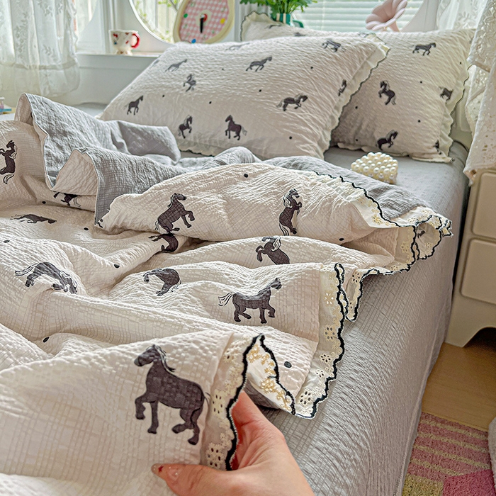 91家纺网 家纺一手货源 找家纺 仟网汇 2026新款法式花边泡芙纱夏被四件套 马到成功