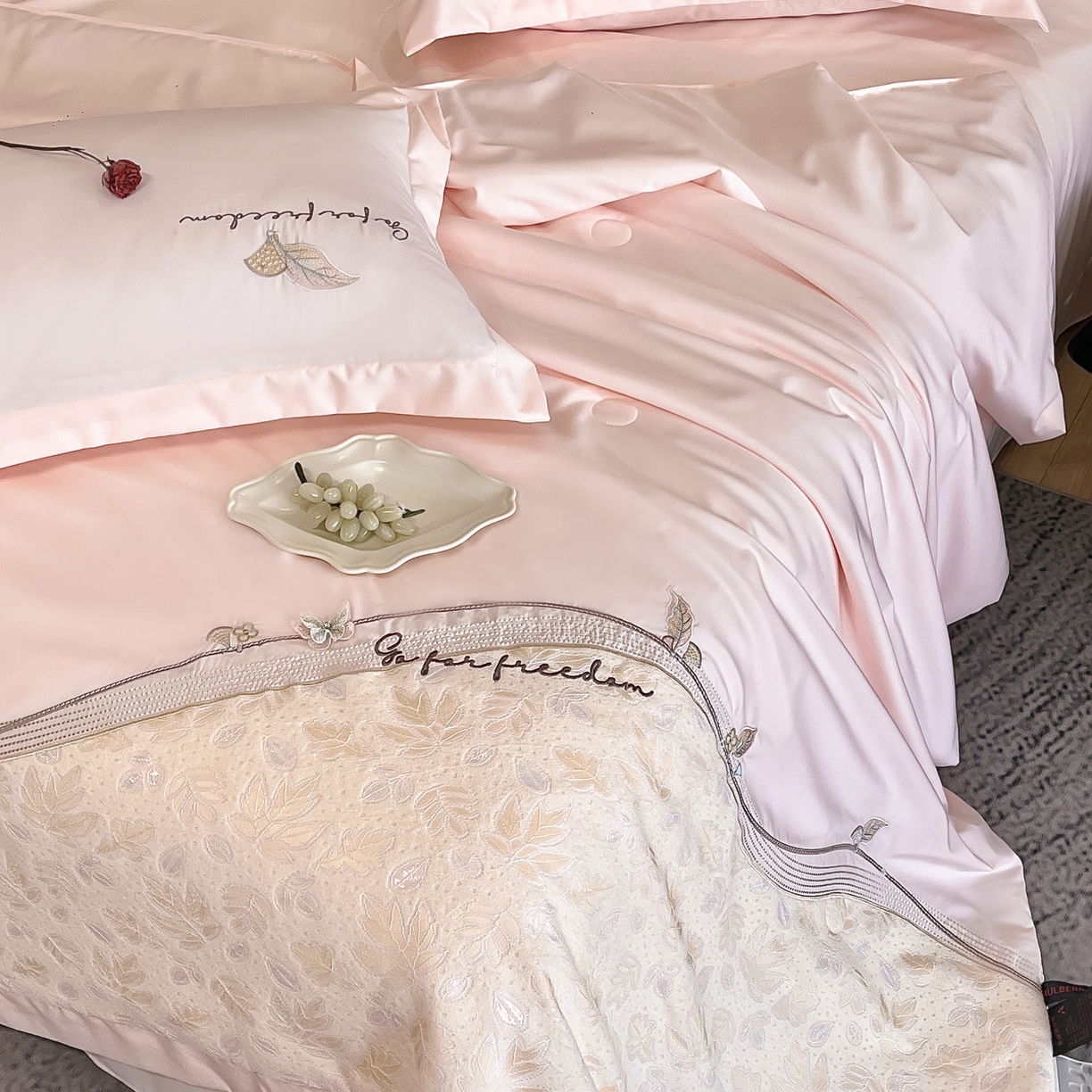 91家纺网 家纺一手货源 找家纺 （总）宅家居 2026新款贝琳娜-蚕丝蛋白刺绣A类水喜天丝贴纱绣夏被四件套