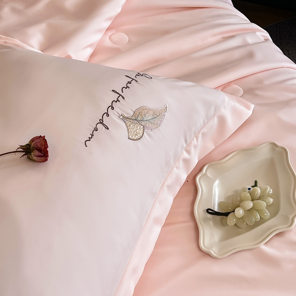 91家纺网 家纺一手货源 找家纺 （总）宅家居 2026新款贝琳娜-蚕丝蛋白刺绣A类水喜天丝贴纱绣夏被四件套