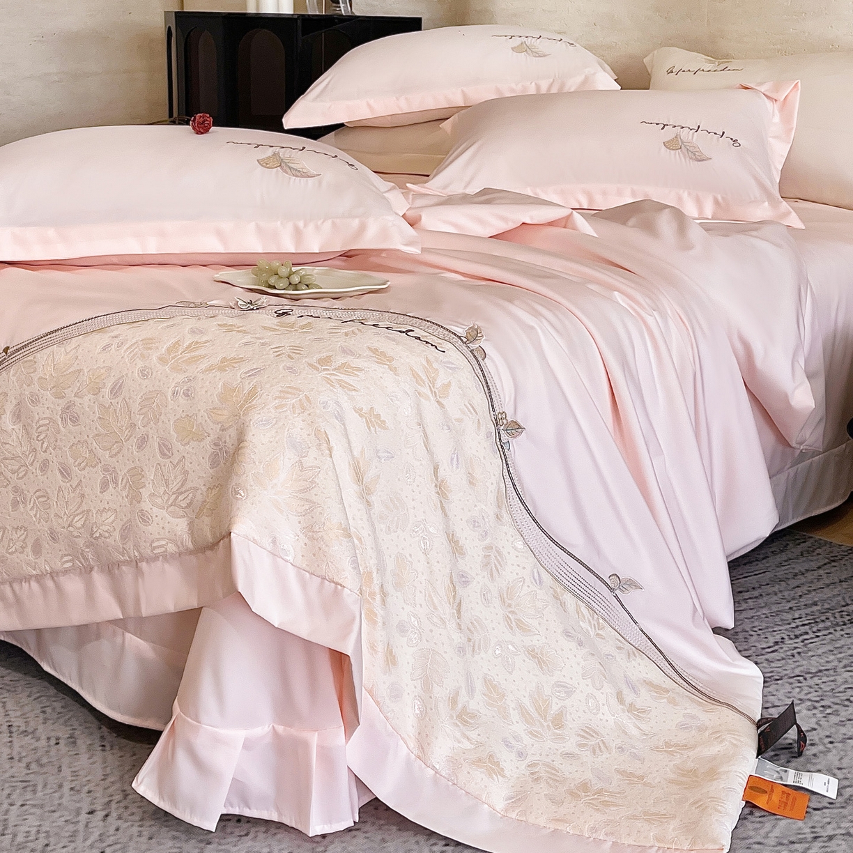 91家纺网 家纺一手货源 找家纺 （总）宅家居 2026新款贝琳娜-蚕丝蛋白刺绣A类水喜天丝贴纱绣夏被四件套