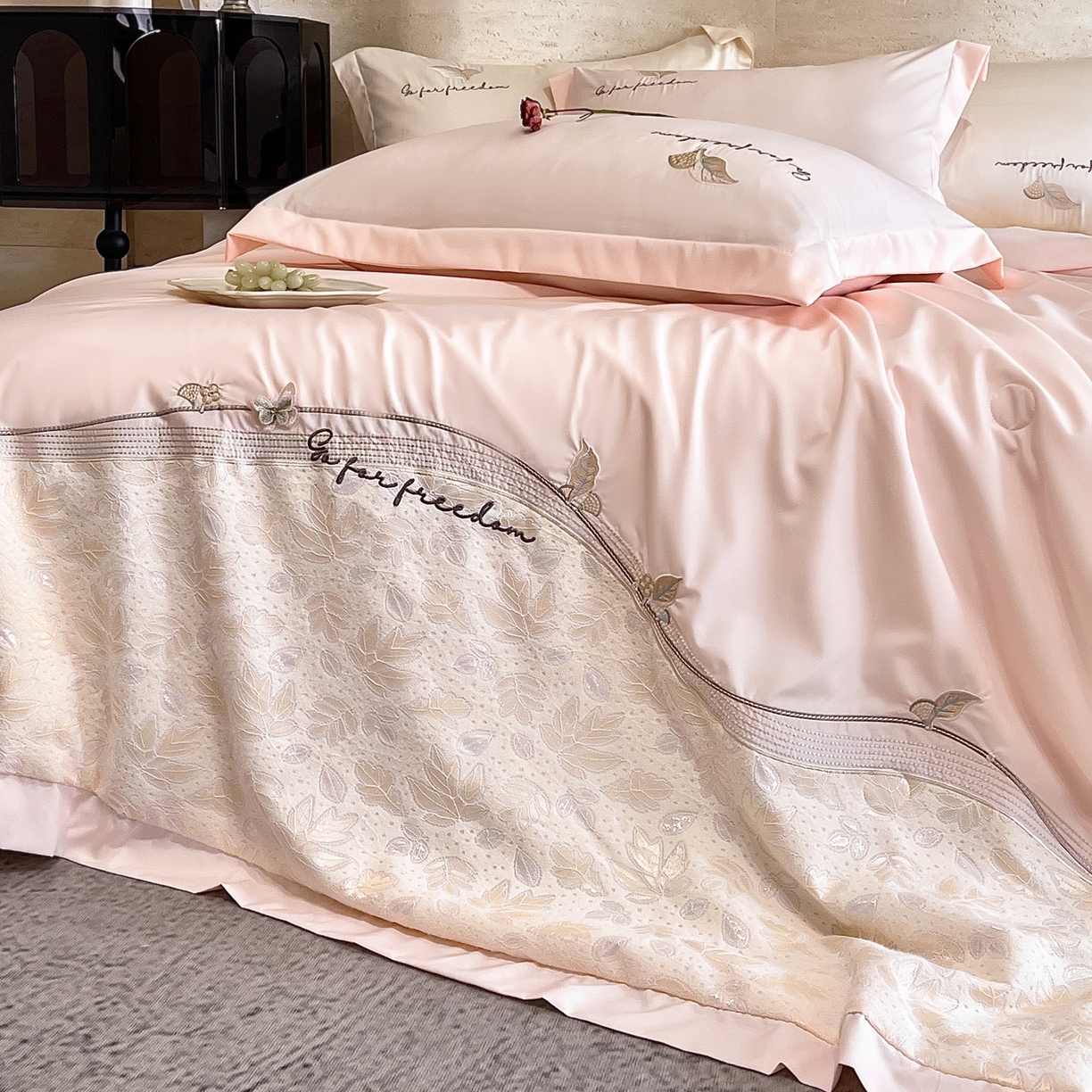 91家纺网 家纺一手货源 找家纺 （总）宅家居 2026新款贝琳娜-蚕丝蛋白刺绣A类水喜天丝贴纱绣夏被四件套