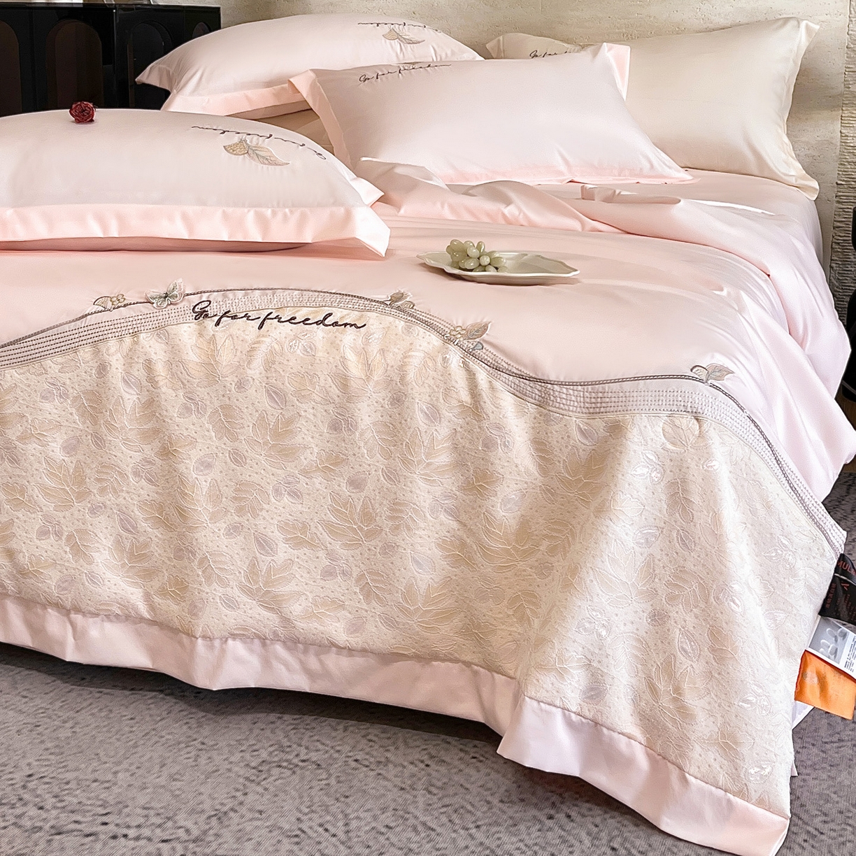 91家纺网 家纺一手货源 找家纺 （总）宅家居 2026新款贝琳娜-蚕丝蛋白刺绣A类水喜天丝贴纱绣夏被四件套