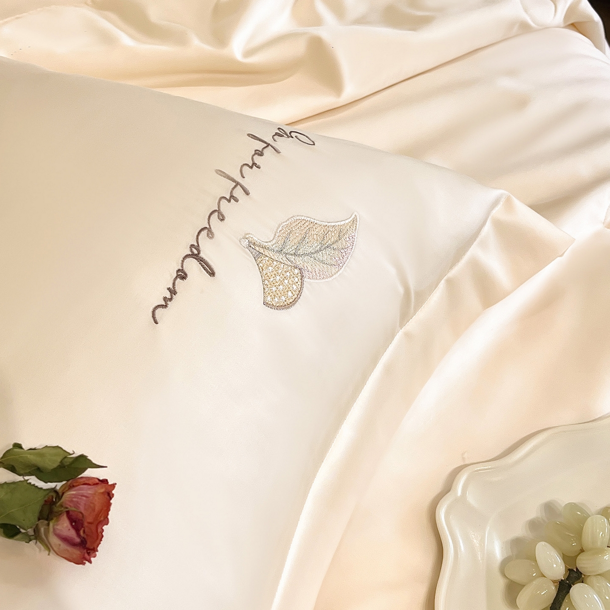 91家纺网 家纺一手货源 找家纺 宅家居 2026新款贝琳娜-燕窝蛋白刺绣A类水喜天丝贴纱绣夏被四件套 香槟