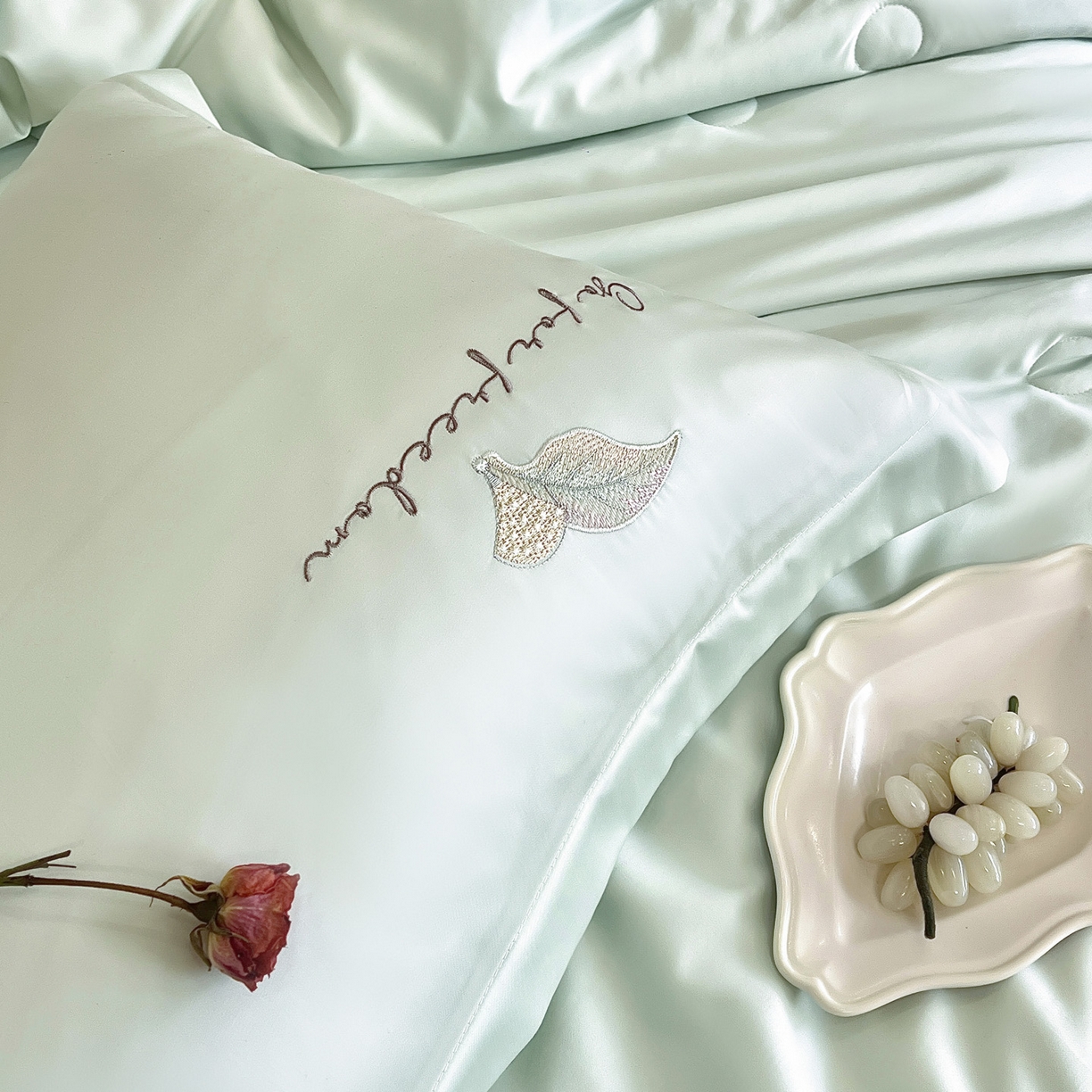 91家纺网 家纺一手货源 找家纺 宅家居 2026新款贝琳娜-燕窝蛋白刺绣A类水喜天丝贴纱绣夏被四件套 浅绿