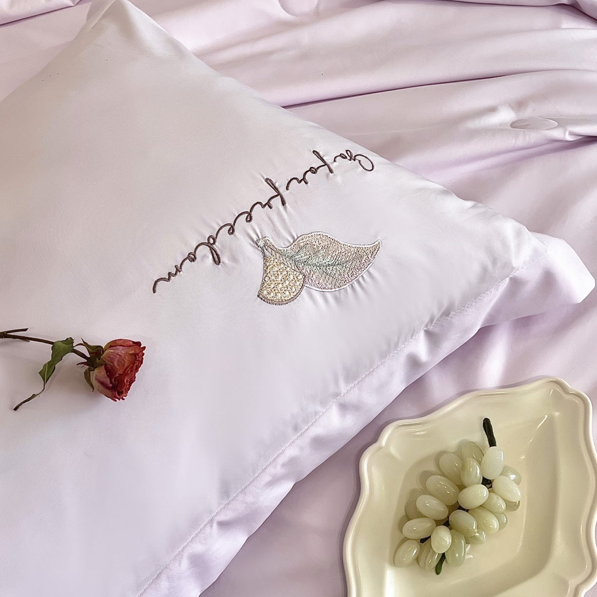 91家纺网 家纺一手货源 找家纺 宅家居 2026新款贝琳娜-燕窝蛋白刺绣A类水喜天丝贴纱绣夏被四件套 紫色