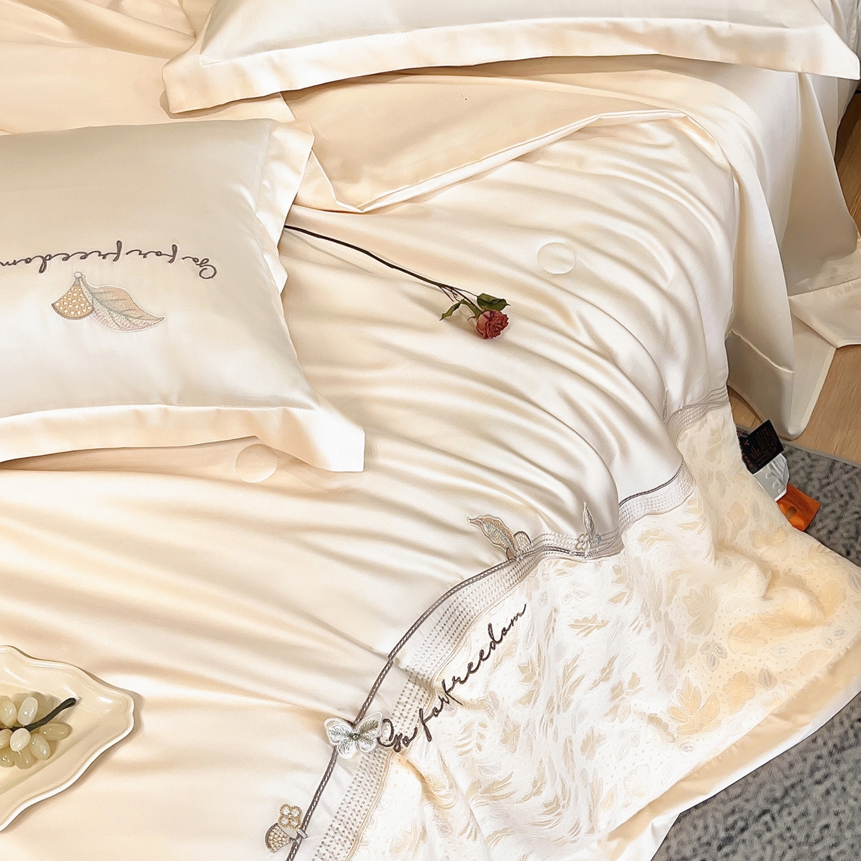 91家纺网 家纺一手货源 找家纺 宅家居 2026新款贝琳娜-燕窝蛋白刺绣A类水喜天丝贴纱绣夏被四件套 香槟