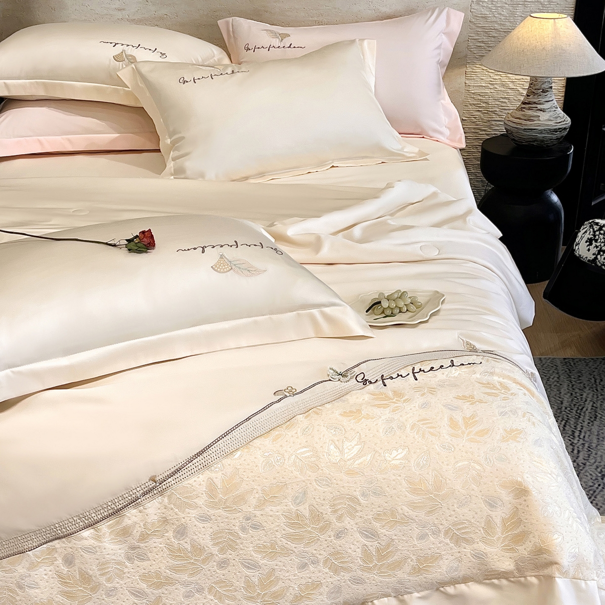 91家纺网 家纺一手货源 找家纺 宅家居 2026新款贝琳娜-燕窝蛋白刺绣A类水喜天丝贴纱绣夏被四件套 香槟