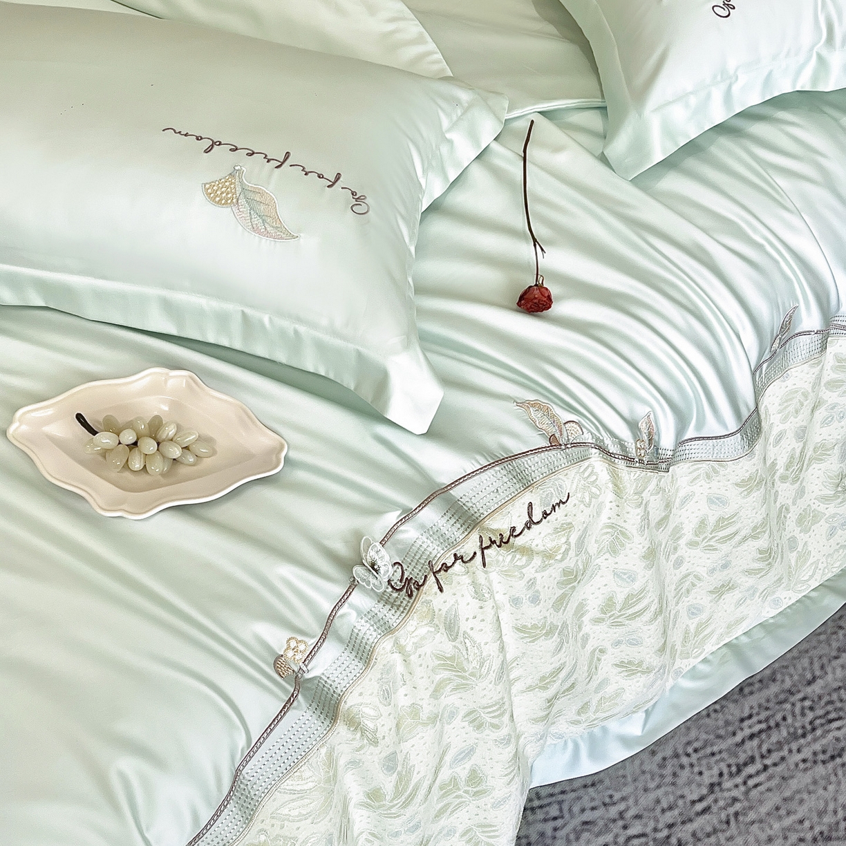 91家纺网 家纺一手货源 找家纺 宅家居 2026新款贝琳娜-燕窝蛋白刺绣A类水喜天丝贴纱绣夏被四件套 浅绿