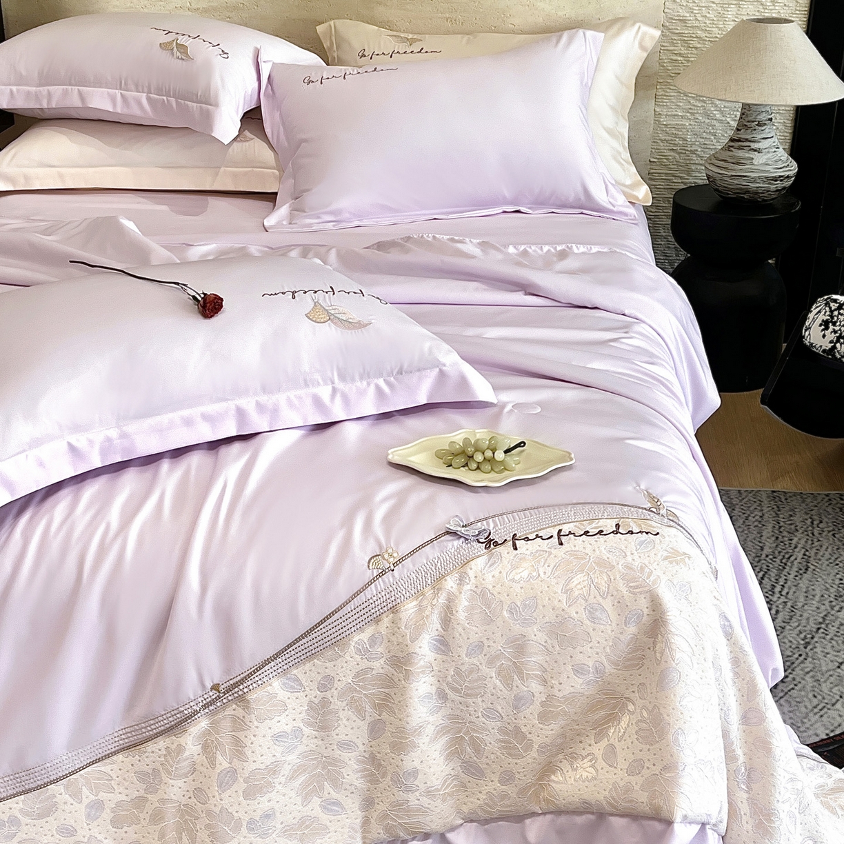 91家纺网 家纺一手货源 找家纺 宅家居 2026新款贝琳娜-燕窝蛋白刺绣A类水喜天丝贴纱绣夏被四件套 紫色