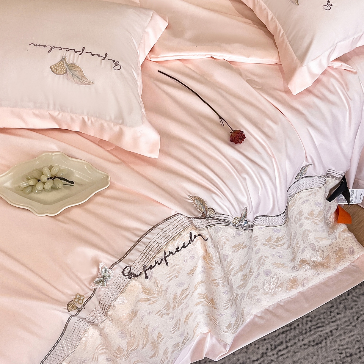 91家纺网 家纺一手货源 找家纺 宅家居 2026新款贝琳娜-燕窝蛋白刺绣A类水喜天丝贴纱绣夏被四件套 粉色