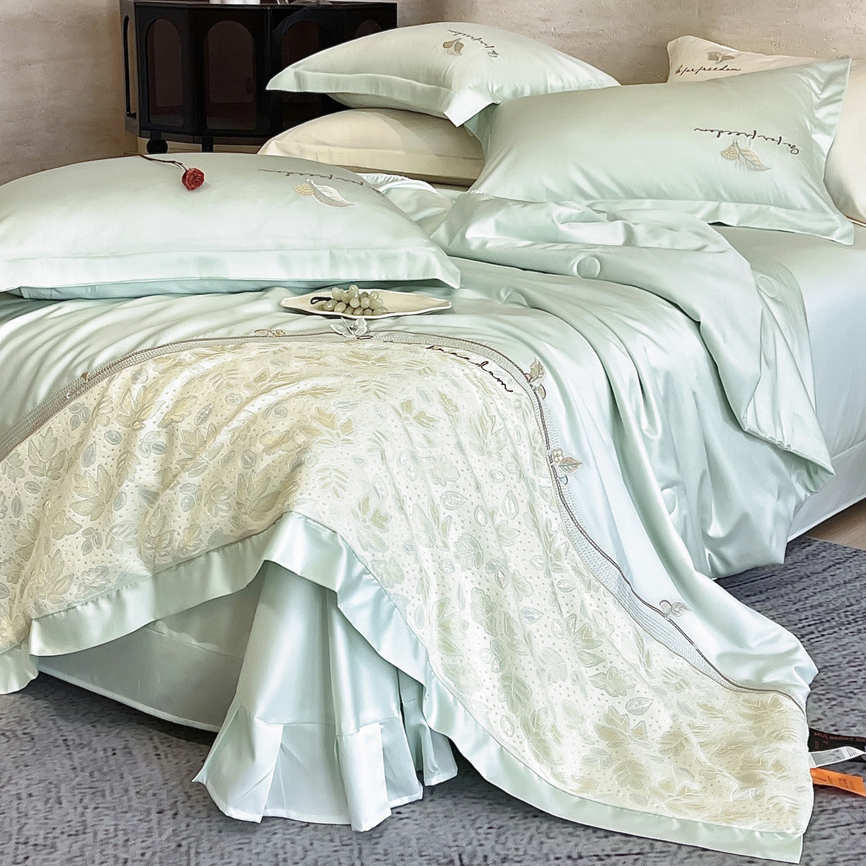 91家纺网 家纺一手货源 找家纺 宅家居 2026新款贝琳娜-燕窝蛋白刺绣A类水喜天丝贴纱绣夏被四件套 浅绿