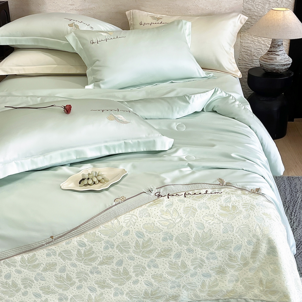 91家纺网 家纺一手货源 找家纺 宅家居 2026新款贝琳娜-燕窝蛋白刺绣A类水喜天丝贴纱绣夏被四件套 浅绿