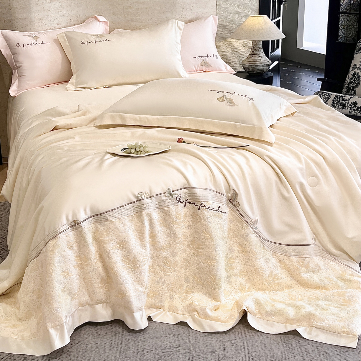 91家纺网 家纺一手货源 找家纺 宅家居 2026新款贝琳娜-燕窝蛋白刺绣A类水喜天丝贴纱绣夏被四件套 香槟