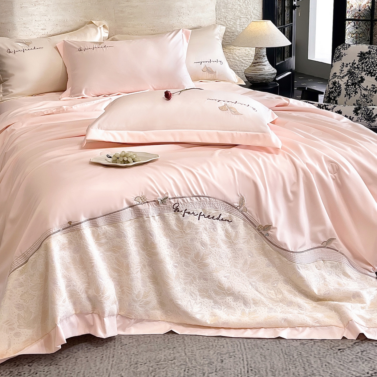 91家纺网 家纺一手货源 找家纺 宅家居 2026新款贝琳娜-燕窝蛋白刺绣A类水喜天丝贴纱绣夏被四件套 粉色