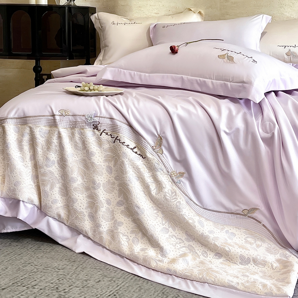 91家纺网 家纺一手货源 找家纺 宅家居 2026新款贝琳娜-燕窝蛋白刺绣A类水喜天丝贴纱绣夏被四件套 紫色