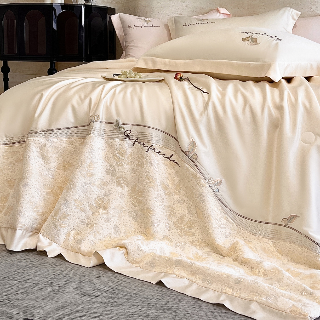 91家纺网 家纺一手货源 找家纺 宅家居 2026新款贝琳娜-燕窝蛋白刺绣A类水喜天丝贴纱绣夏被四件套 香槟