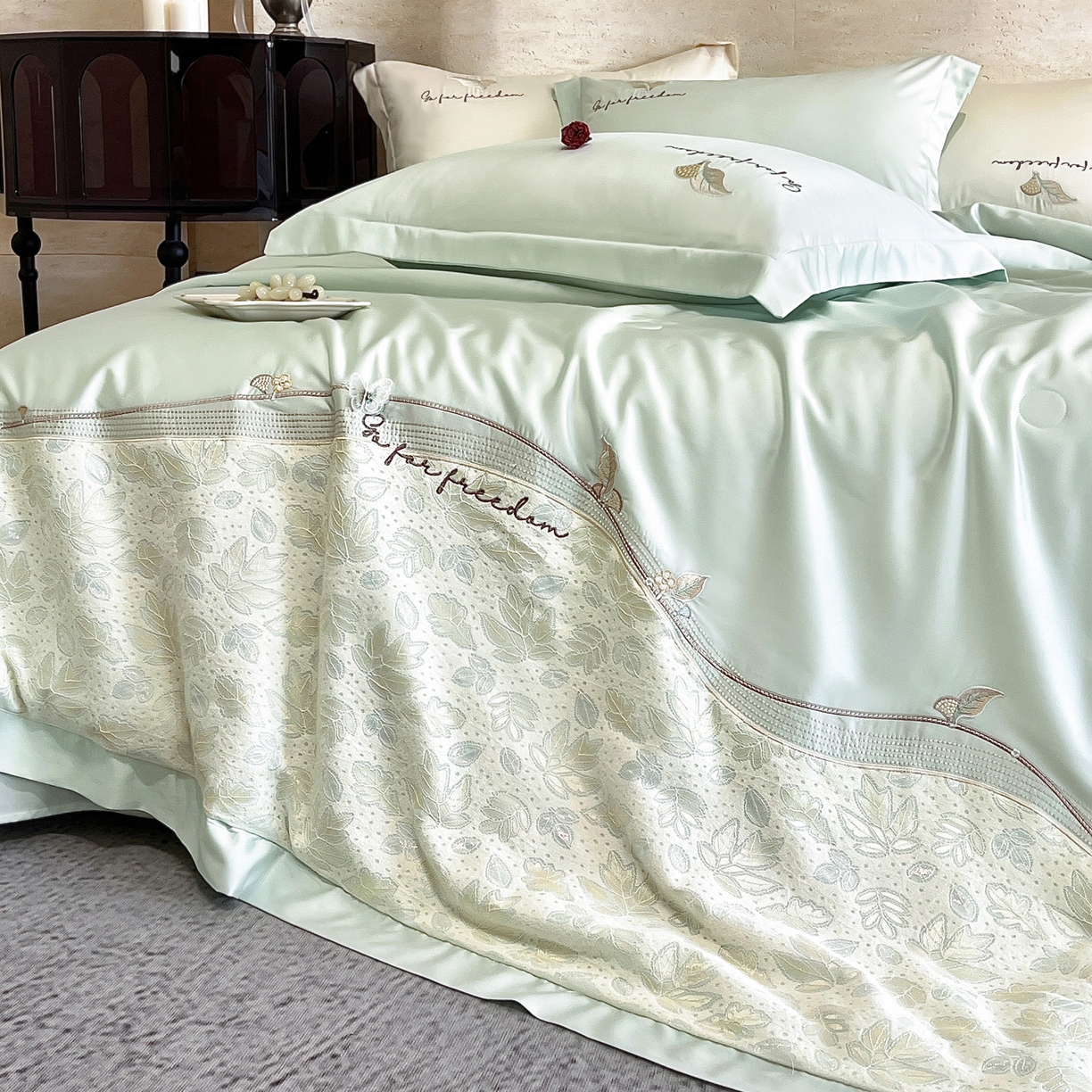 91家纺网 家纺一手货源 找家纺 宅家居 2026新款贝琳娜-燕窝蛋白刺绣A类水喜天丝贴纱绣夏被四件套 浅绿