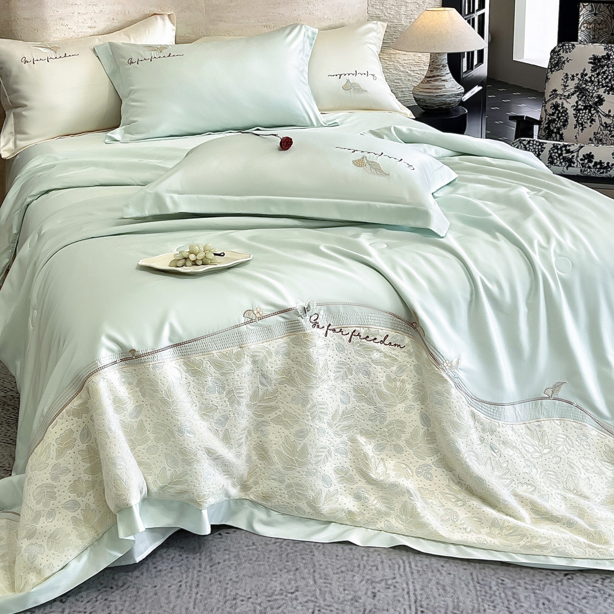 91家纺网 家纺一手货源 找家纺 宅家居 2026新款贝琳娜-燕窝蛋白刺绣A类水喜天丝贴纱绣夏被四件套 浅绿