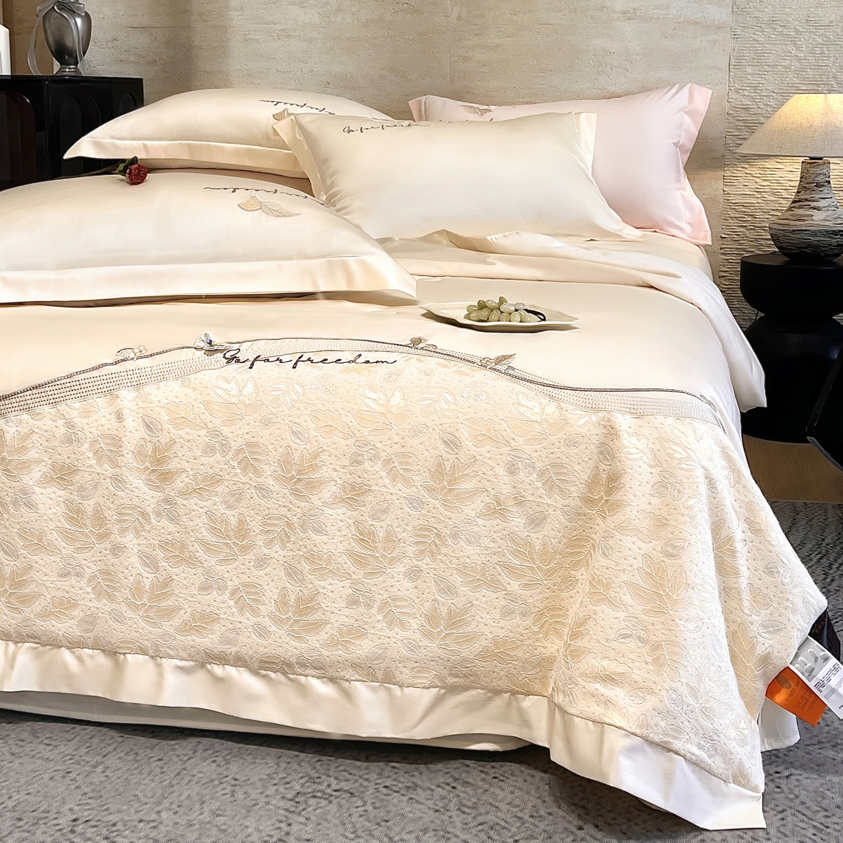 91家纺网 家纺一手货源 找家纺 宅家居 2026新款贝琳娜-燕窝蛋白刺绣A类水喜天丝贴纱绣夏被四件套 香槟