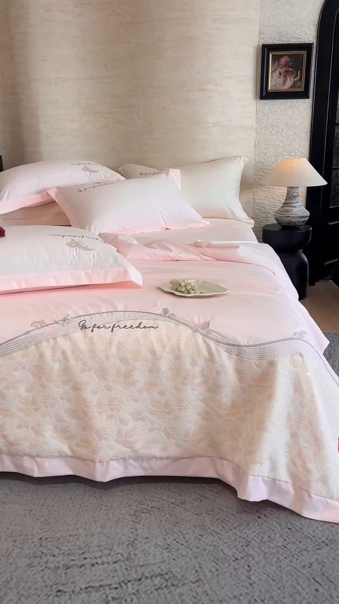 91家纺网 家纺一手货源 找家纺 宅家居 2026新款贝琳娜-燕窝蛋白刺绣A类水喜天丝贴纱绣夏被四件套 粉色