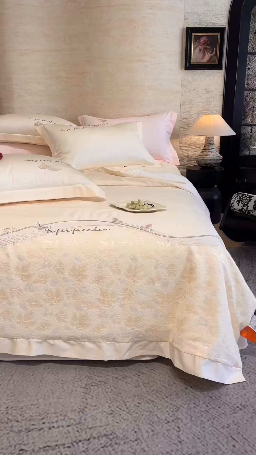 91家纺网 家纺一手货源 找家纺 宅家居 2026新款贝琳娜-燕窝蛋白刺绣A类水喜天丝贴纱绣夏被四件套 香槟