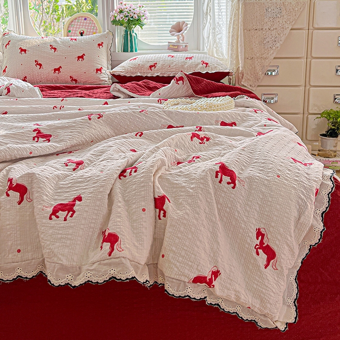 91家纺网 家纺一手货源 找家纺 仟网汇 2026新款法式花边泡芙纱夏被四件套 小红马