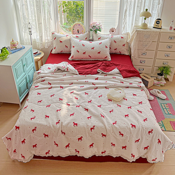 91家纺网 家纺一手货源 找家纺 仟网汇 2026新款法式花边泡芙纱夏被四件套 小红马