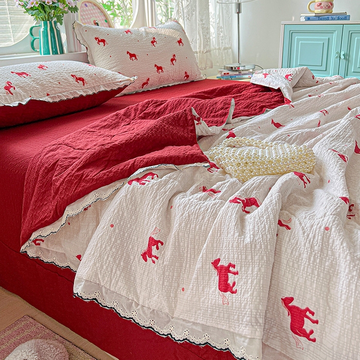 91家纺网 家纺一手货源 找家纺 仟网汇 2026新款法式花边泡芙纱夏被四件套 小红马