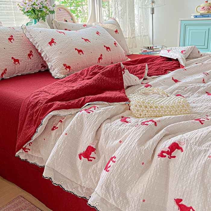 91家纺网 家纺一手货源 找家纺 仟网汇 2026新款法式花边泡芙纱夏被四件套 小红马