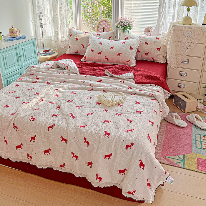 91家纺网 家纺一手货源 找家纺 仟网汇 2026新款法式花边泡芙纱夏被四件套 小红马