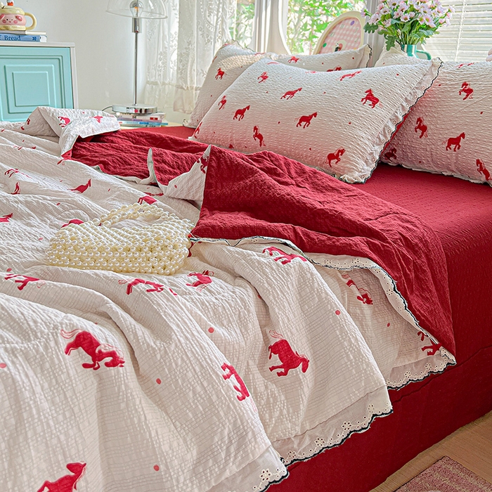 91家纺网 家纺一手货源 找家纺 仟网汇 2026新款法式花边泡芙纱夏被四件套 小红马