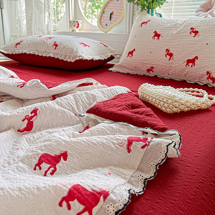 91家纺网 家纺一手货源 找家纺 仟网汇 2026新款法式花边泡芙纱夏被四件套 小红马