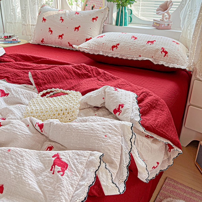 91家纺网 家纺一手货源 找家纺 仟网汇 2026新款法式花边泡芙纱夏被四件套 小红马