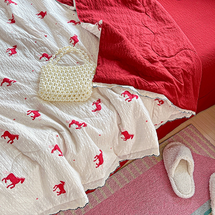 91家纺网 家纺一手货源 找家纺 仟网汇 2026新款法式花边泡芙纱夏被四件套 小红马