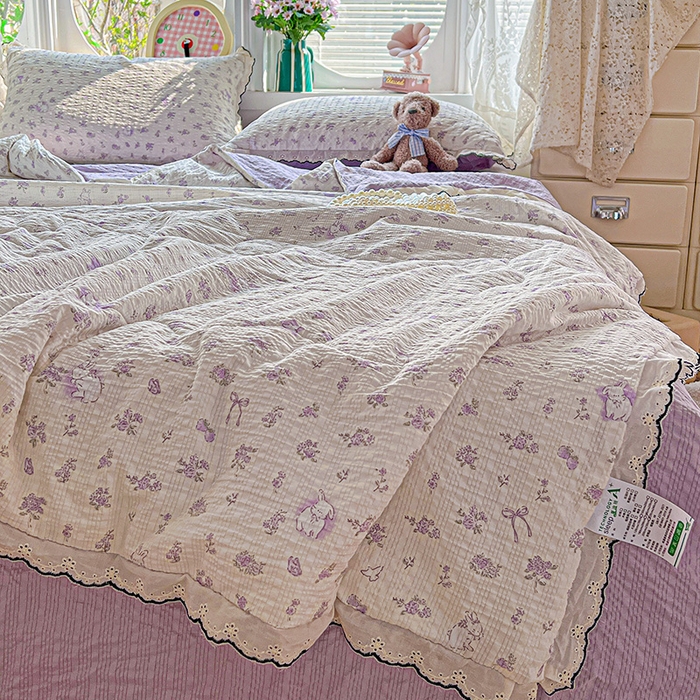 91家纺网 家纺一手货源 找家纺 仟网汇 2026新款法式花边泡芙纱夏被四件套 紫花兔兔