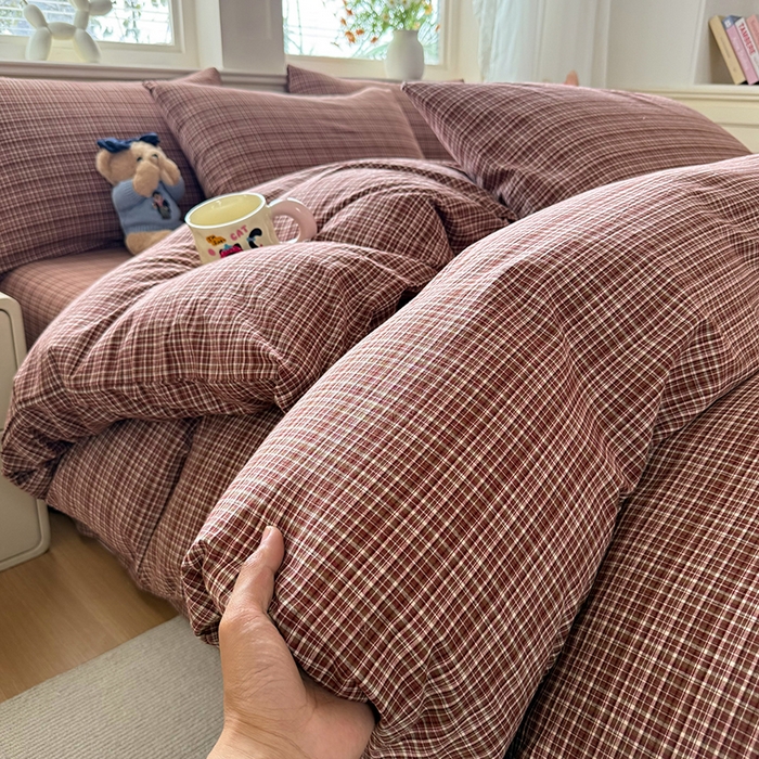 91家纺网 家纺一手货源 找家纺 鑫田家纺 2026新款全棉水洗棉四件套纯棉格子学生宿舍床单三件套床笠套件 沉香-红棕