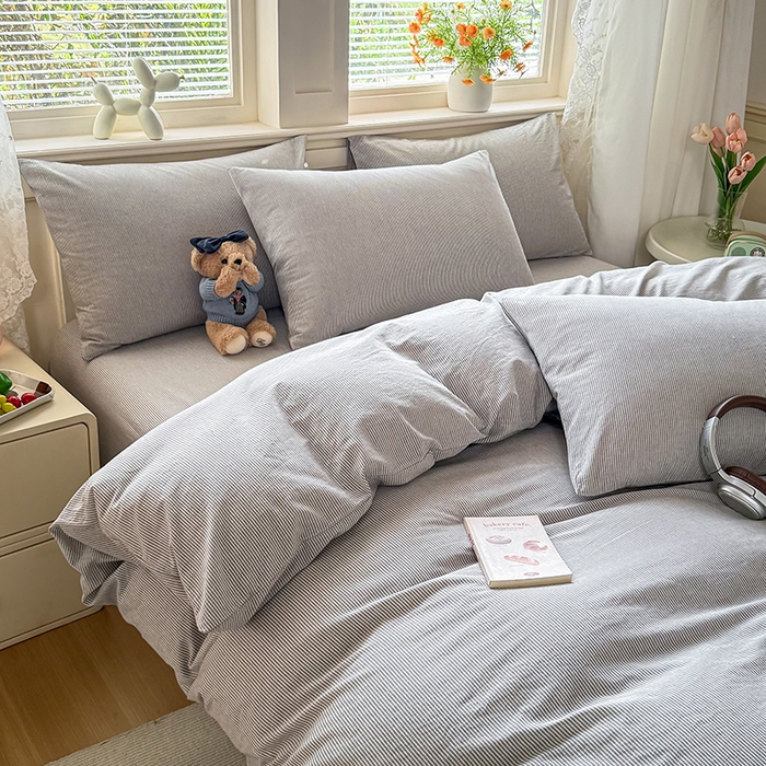 91家纺网 家纺一手货源 找家纺 鑫田家纺 2026新款全棉水洗棉四件套纯棉格子学生宿舍床单三件套床笠套件 细灰条纹