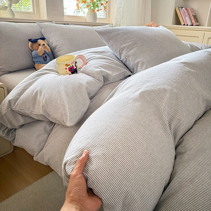 91家纺网 家纺一手货源 找家纺 鑫田家纺 2026新款全棉水洗棉四件套纯棉格子学生宿舍床单三件套床笠套件 细灰条纹