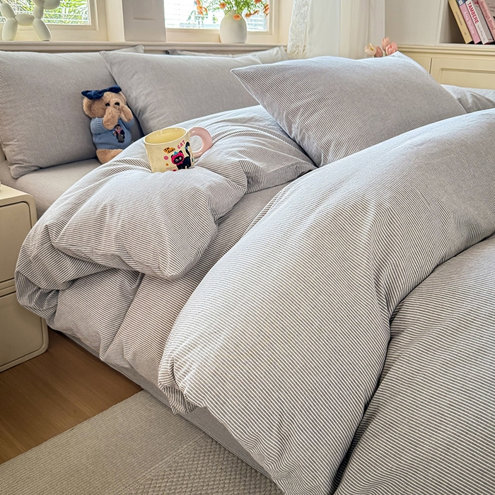 91家纺网 家纺一手货源 找家纺 鑫田家纺 2026新款全棉水洗棉四件套纯棉格子学生宿舍床单三件套床笠套件 细灰条纹