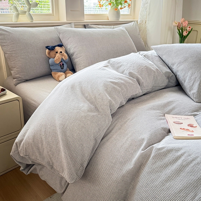 91家纺网 家纺一手货源 找家纺 鑫田家纺 2026新款全棉水洗棉四件套纯棉格子学生宿舍床单三件套床笠套件 细灰条纹