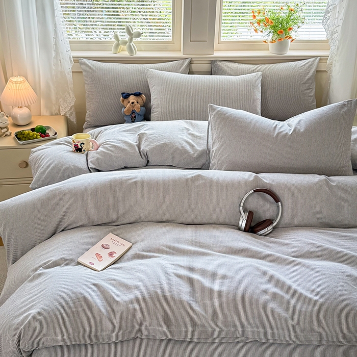 91家纺网 家纺一手货源 找家纺 鑫田家纺 2026新款全棉水洗棉四件套纯棉格子学生宿舍床单三件套床笠套件 细灰条纹