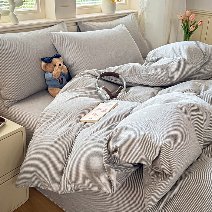 91家纺网 家纺一手货源 找家纺 鑫田家纺 2026新款全棉水洗棉四件套纯棉格子学生宿舍床单三件套床笠套件 细灰条纹