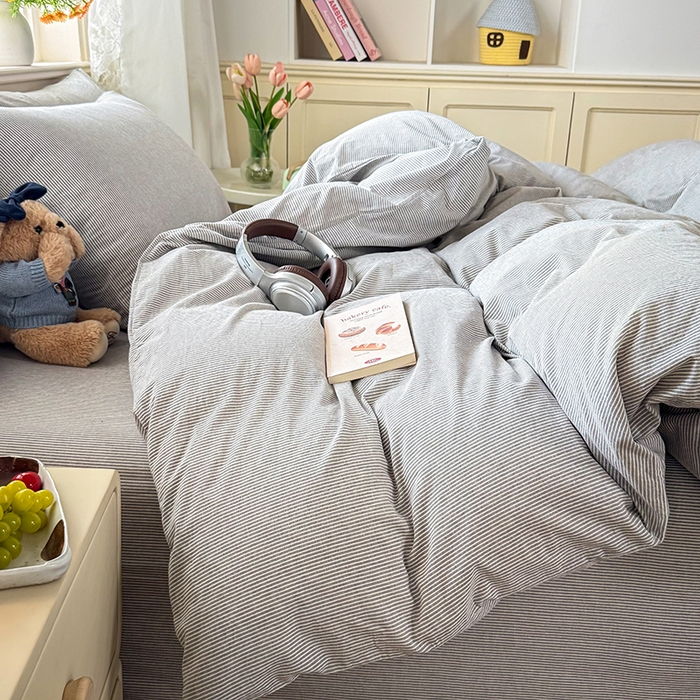 91家纺网 家纺一手货源 找家纺 鑫田家纺 2026新款全棉水洗棉四件套纯棉格子学生宿舍床单三件套床笠套件 细灰条纹