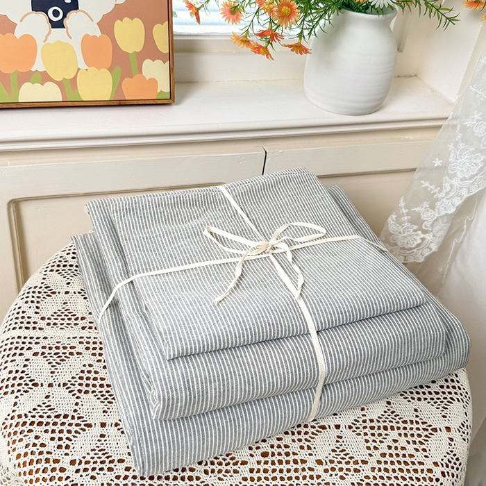 91家纺网 家纺一手货源 找家纺 鑫田家纺 2026新款全棉水洗棉四件套纯棉格子学生宿舍床单三件套床笠套件 细灰条纹